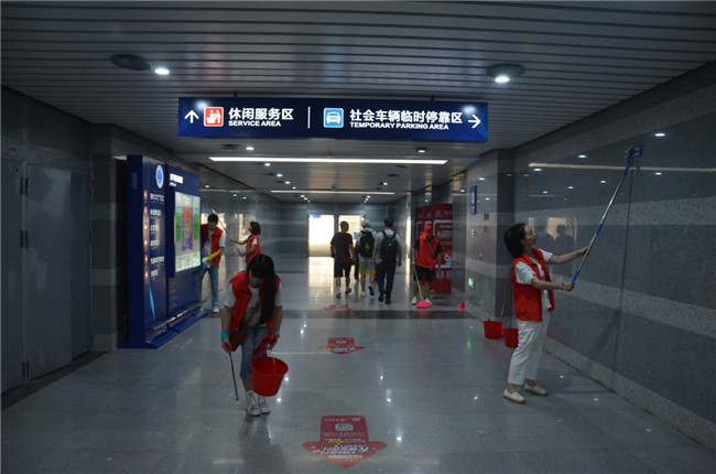 城投集團開展“創(chuàng)衛(wèi)迎暗訪、全城大掃除”主題志愿活動