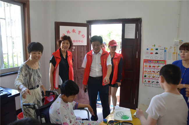 城投集團(tuán)開展“傳承紅色基因，敬老愛幼先行” 現(xiàn)場(chǎng)獻(xiàn)愛心活動(dòng)