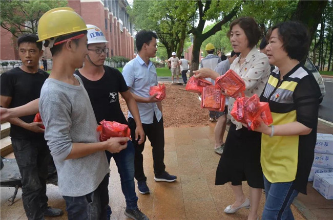炎炎夏日送清涼，點滴關(guān)懷暖人心——城投集團各黨支部開展“送清涼”慰問一線員工活動